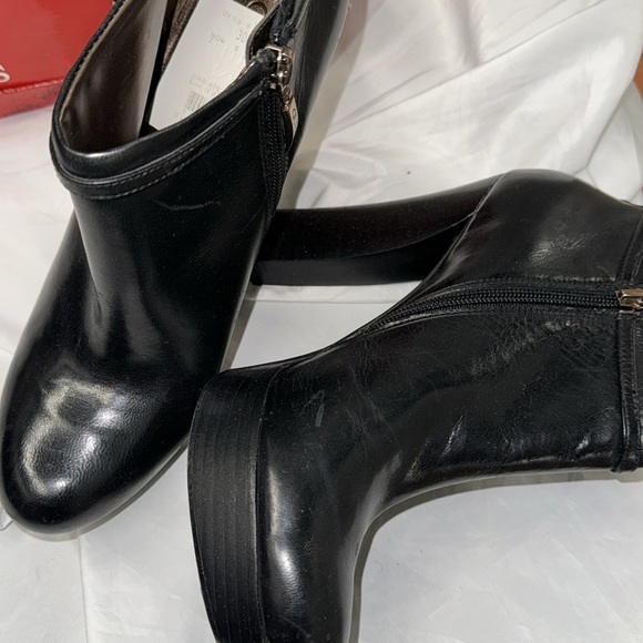 Women’s GUESS block heels - Picture 3 of 6